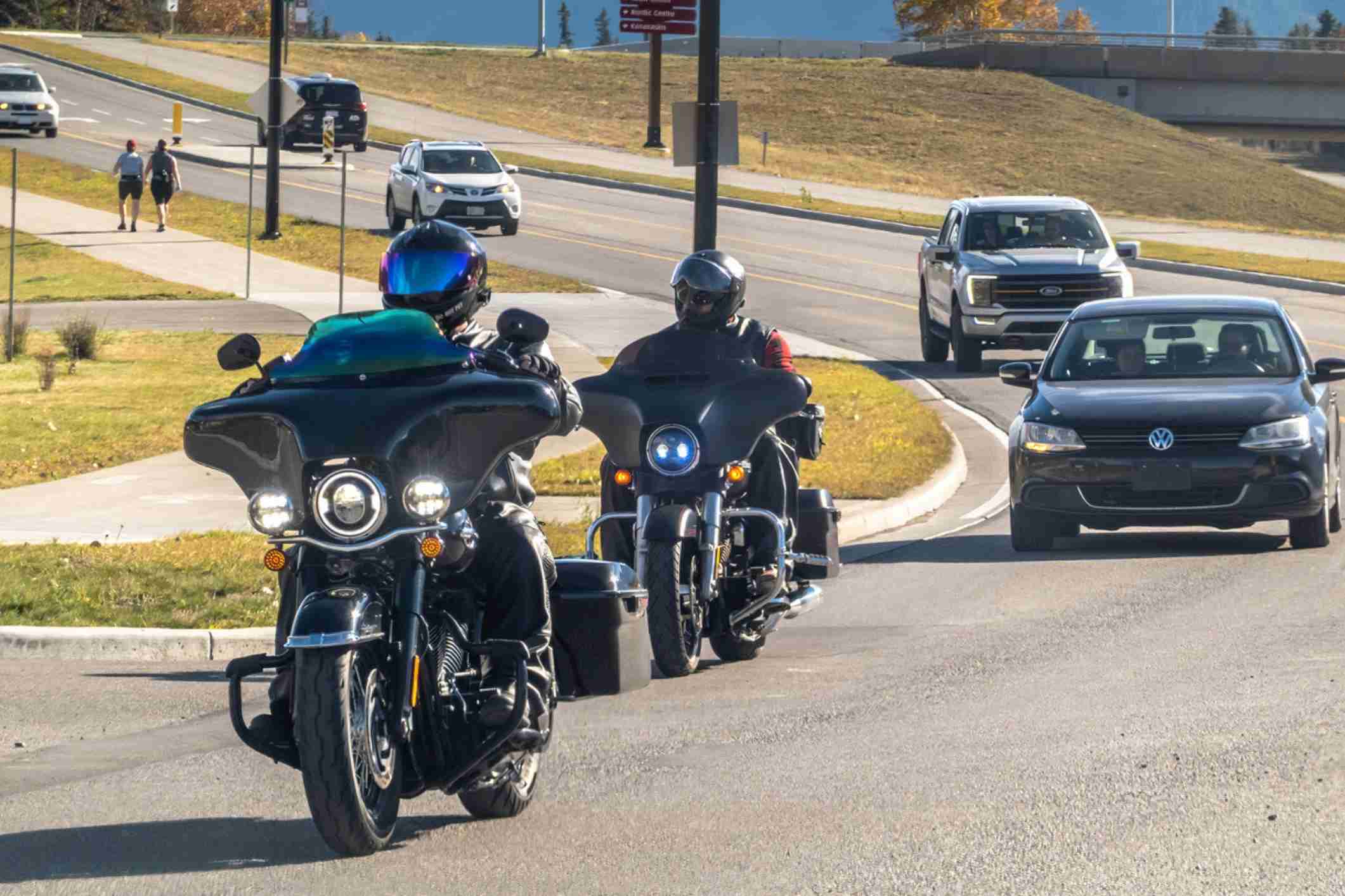 ¿Es legal circular entre carriles en Texas?