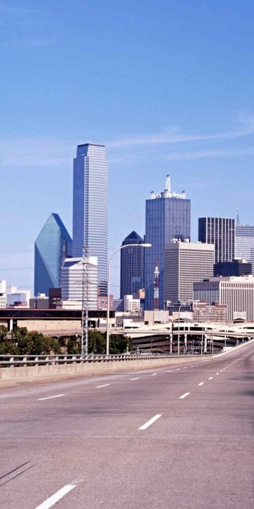 Una autopista que conduce a Dallas, lo que ilustra lo peligrosas que son las carreteras en Dallas.